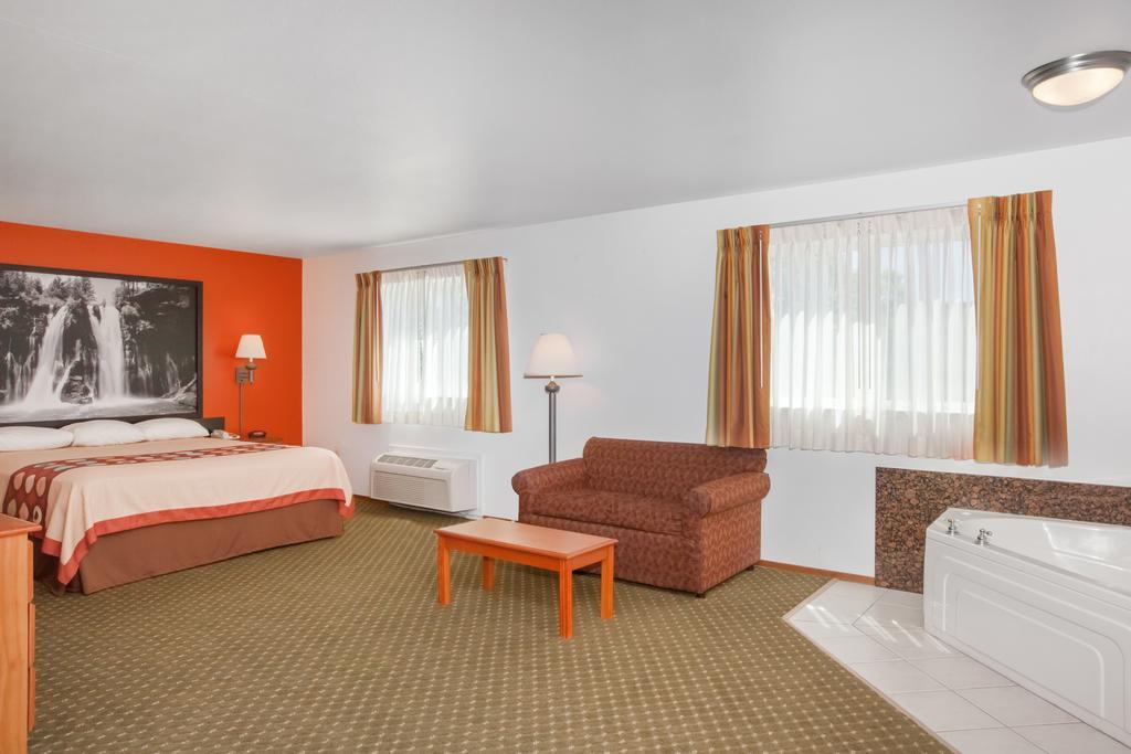 Super 8 By Wyndham Cloverdale Wine Country Zewnętrze zdjęcie
